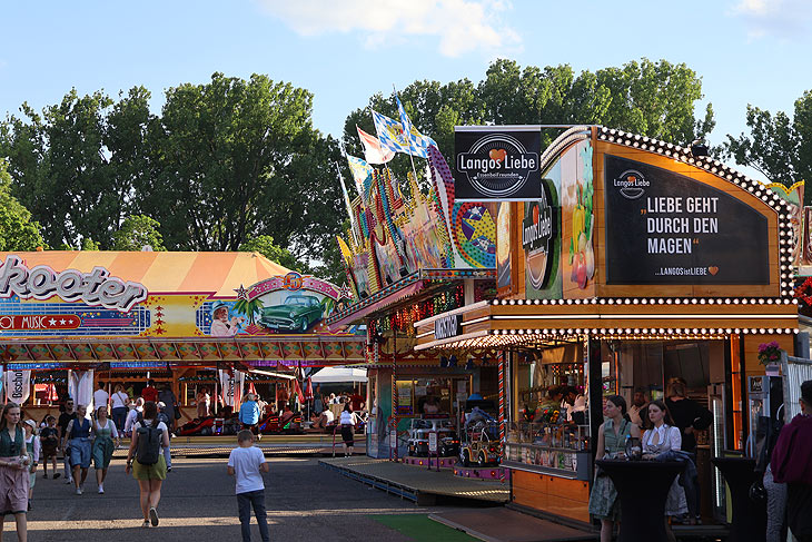 Diebold Super Skooter und Langos Liebe auf der Maidult Regensburg 2024 (©Foto: Martin Schmitz)